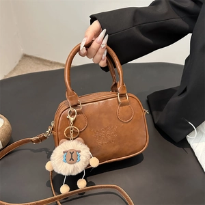 Damen Retro PU Leder Boston Tasche Minimalistische Umhängetasche Mit Plüschanhänger Lucky Buchstabenprägung Mode Handtasche