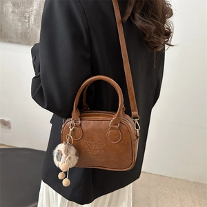 Braune PU-Lederhandtasche mit Rundgriff und Plüschkugel-Anhänger für Damen in Mode