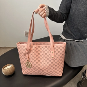 Sac Fourre-Tout Femme Grande Capacité Cuir PU Imprimé Monogramme M Sac À Main Commuter Avec Pendentif Métallique
