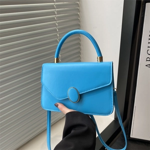 Chicke hellblaue strukturierte Handtasche mit goldener Schnalle und glattem Griff für Damen