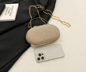 Confronto dimensioni borsa da sera color champagne con smartphone per design compatto