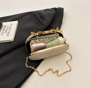 Dettaglio interno della borsa da sera con paillettes dorate e catena rimovibile