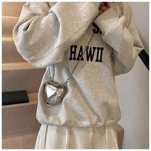 Détail du mini sac à main argenté en forme de cœur avec coupe diamant et chaîne métal
