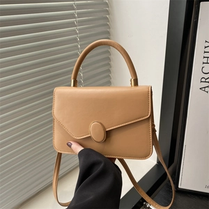 Hellbraune matte Lederhandtasche mit ovaler Schnalle und goldenen Metallbeschlägen