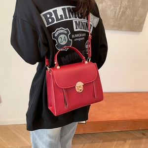 Sac bandoulière en cuir rouge mat avec fermoir doré et fermetures éclair verticales