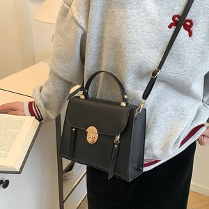 Sac à main noir classique avec fermoir doré rotatif et poignée pour femmes