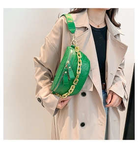 Détail du sac de poitrine vert croco avec chaîne dorée et bandoulière imprimée