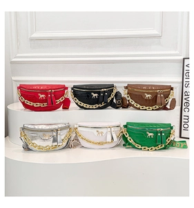 Détail de sacs bandoulière semi-circulaires avec texture croco et chaînes dorées