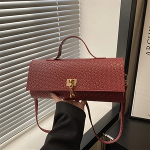Sac à bandoulière tissé bordeaux élégant avec fermoir doré et bandoulière réglable