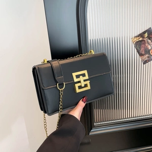 Modische schwarze Umhängetasche aus Kunstleder mit goldener Kette und Metallverschluss