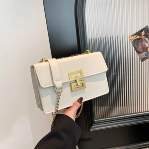 Schicke beige Umhängetasche mit Vintage-Goldkette und dekorativem Schloss