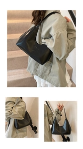Collage verticale di una borsa hobo nera in vista laterale e posteriore con dettaglio logo