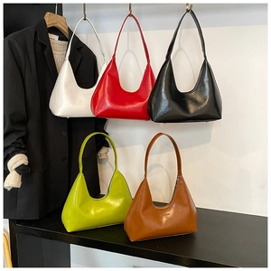 Dettaglio di borse hobo alla moda in pelle PU in cinque colori vivaci per donna