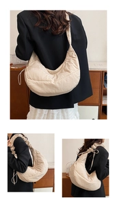Detalle de bolso beige acolchado con correa fruncida y acabado de tela con textura