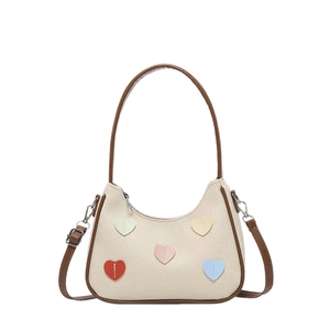 Sac sous les bras tissé beige avec écussons cœurs colorés et bandoulières réglables