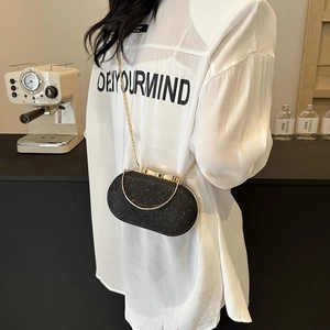 Elegante borsa da sera nera glitterata con catena dorata e manico tondo da donna