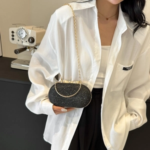 Elegante borsa da sera con paillettes nere, chiusura a fiocco dorato e catena