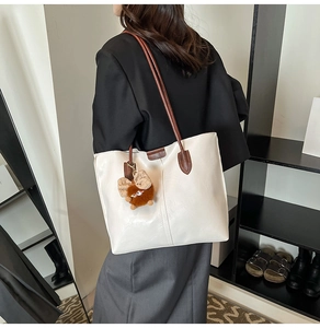 Sac cabas blanc en similicuir avec bandoulières marron et charmant porte-clés en peluche