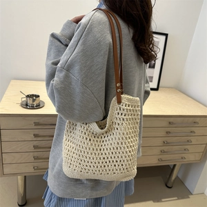 Bolso tote de ganchillo beige con asas de cuero marrón y diseño de punto calado moderno