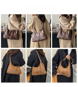 Détail du sac en cuir vintage avec boucles décoratives et finitions métalliques argentées