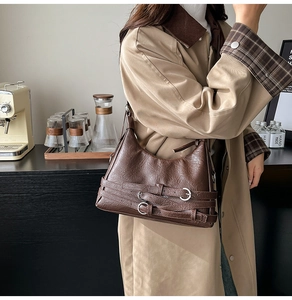 Détail du sac de moto vintage marron foncé avec boucles et accents de sangles