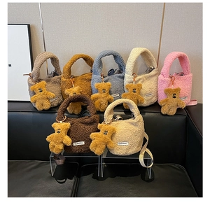 Sacs seau en peluche de différentes couleurs avec oursons et détail du logo CLEAR-K