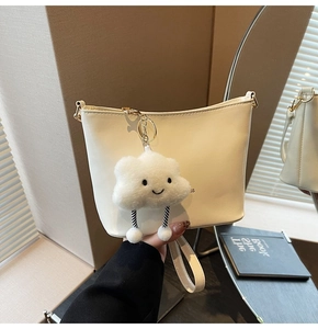 Minimalistische weiße Eimertasche aus PU-Leder mit Wolkenanhänger und goldener Hardware