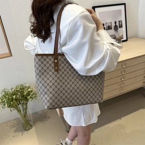 Large capacity vintage tote bag with geometric pattern and brown leather straps