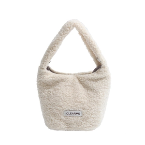 Sac seau chic en fausse fourrure blanche douce avec texture pelucheuse et étiquette mode