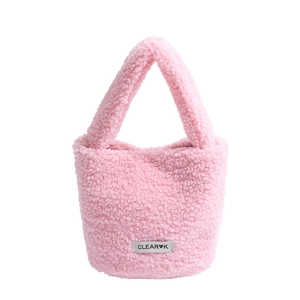Rosa Plüsch-Eimertasche aus Lammwolle mit weichem Griff und stylischem Logo-Patch