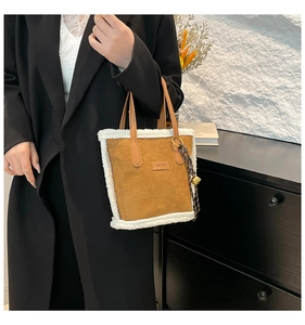 Gros plan sur un sac seau en daim marron avec bordure en peau de mouton synthétique