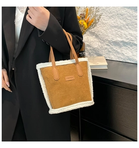 Dettaglio della borsa tote in pelle scamosciata marrone e shearling sintetico bianco