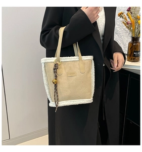 Detail der Eimer-Tasche aus Wildlederimitat mit Plüschbesatz und Fashion-Label