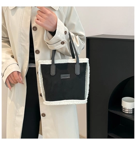 Vue détaillée du sac seau noir en faux daim avec bordure en peluche et logo Fashion