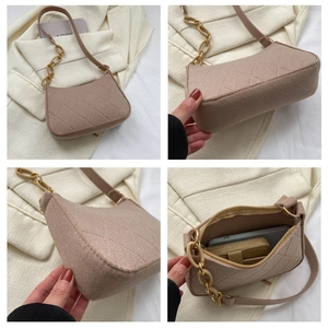 Detail der beigen gesteppten Filz-Achseltasche mit Goldkette und Innenraumansicht