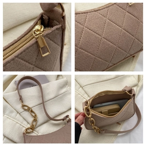 Detailansicht der mokka Filztasche mit Steppmuster, Gold-Reißverschluss und Kette