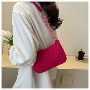 Detailansicht der pinkfarbenen gesteppten Filztasche mit modischer klobiger Kettenriemen