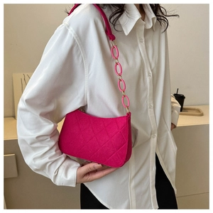 Detail der pinkfarbenen Filz-Achseltasche mit Rautensteppung und klobigem Kettenriemen