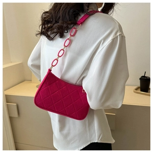 Detail der rosaroten gesteppten Filztasche mit Metallkette und Kunststoffgliedern