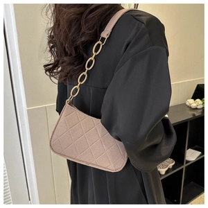 Details der taupefarbenen Stepptasche aus Filz mit goldener Kette und Schulterpolster