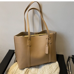 Grote beige minimalistische shopper van zacht mat leer met lange schouderbanden