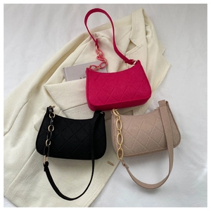 Detailansicht der gesteppten Filz-Hobo-Taschen in Schwarz, Rosa und Beige mit Harzkettengurt