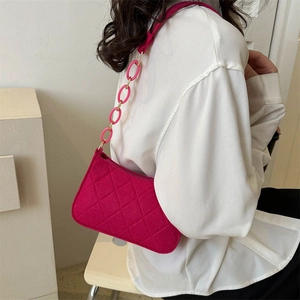 Filz-Schultertasche in Pink mit Rautensteppung und Harzkettengurt in der Seitenansicht