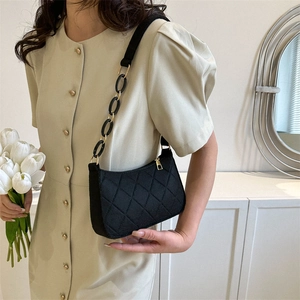 Schicke schwarze gesteppte Baguette-Schultertasche mit goldener Kette für Damen