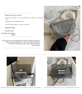Vue détaillée du sac argenté en strass avec comparaison de taille par rapport au téléphone