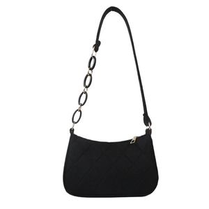 Schwarze Filz-Baguette-Tasche mit Rautensteppung und eleganter goldener Kette