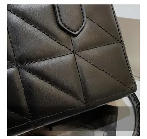 Gros plan détaillé de la texture en cuir noir matelassé et des coutures de précision