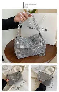 Vue détaillée du sac à main en strass argenté étincelant avec poignées en chaîne épaisse