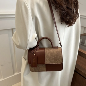 Minimalistische schoudertas voor dames met kleurvlakken en afneembare crossbody riem
