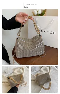 Détails du sac baguette doré à strass avec chaîne métallique élégante et finition cristal